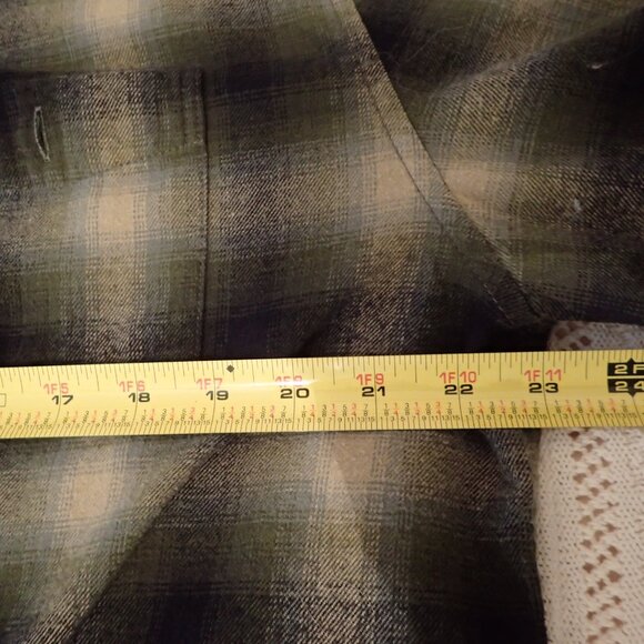Men's Medium Green Flanned Button Down Shirt - Picture 4 of 6
